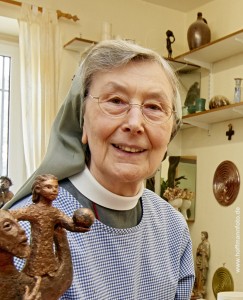Schwester Marie Benedicte Schildkamp in ihrer Keramik-Werkstatt 